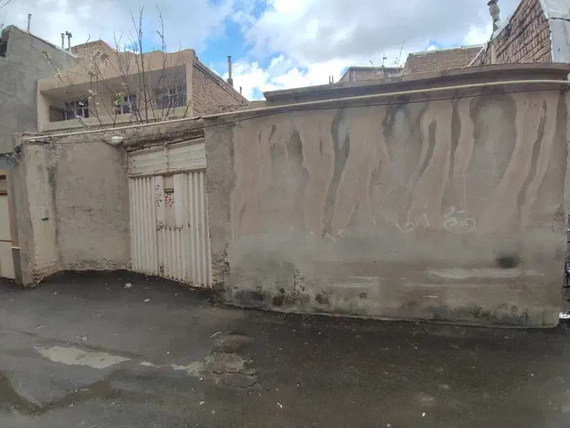 حیاط مسکونی ماشین رو عباسی